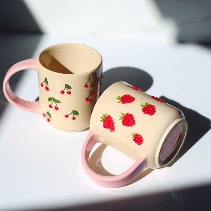 Kubek w maliny lub wiśnie