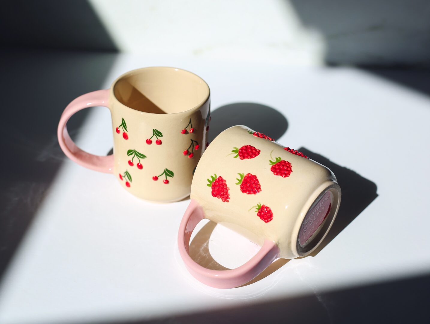 Kubek w maliny lub wiśnie