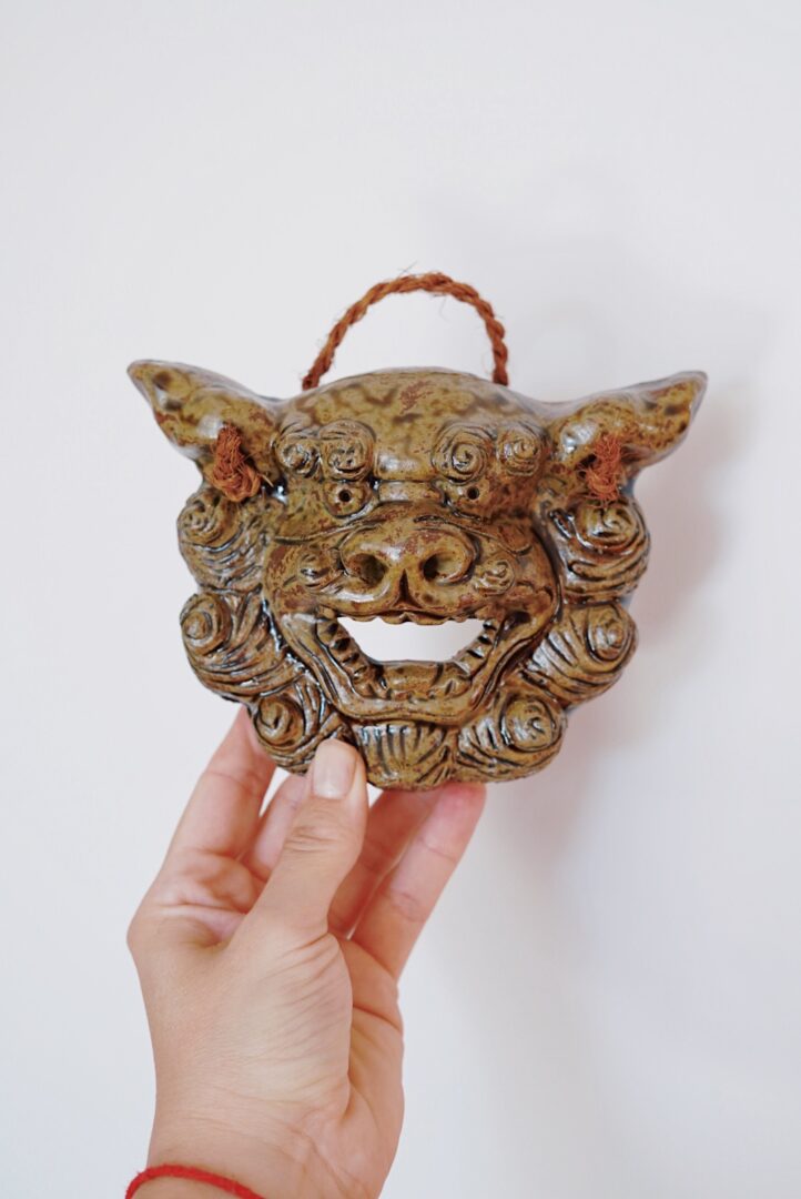 Ceramiczna maska lwo-psa Shisa - obrazek 2